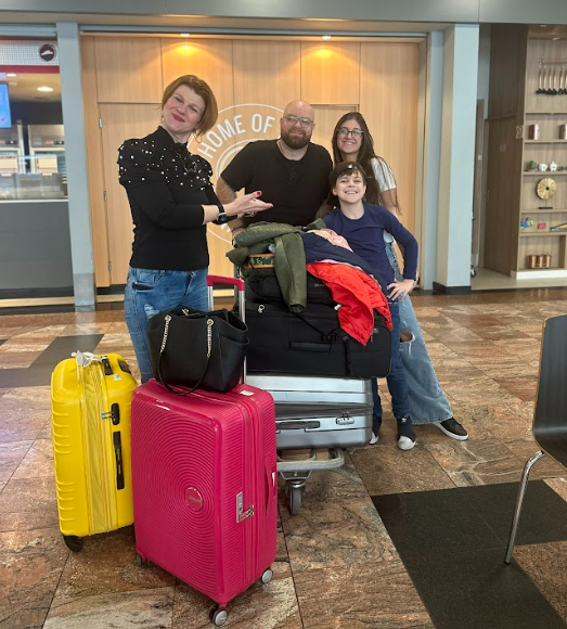 Roberta, seu marido e dois filhos no aeroporto de Porto Alegre
